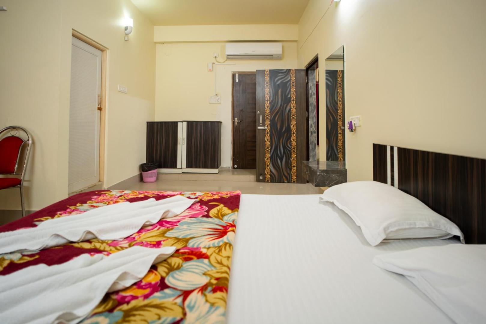 Hotel Nilkantha Мандармони Екстериор снимка