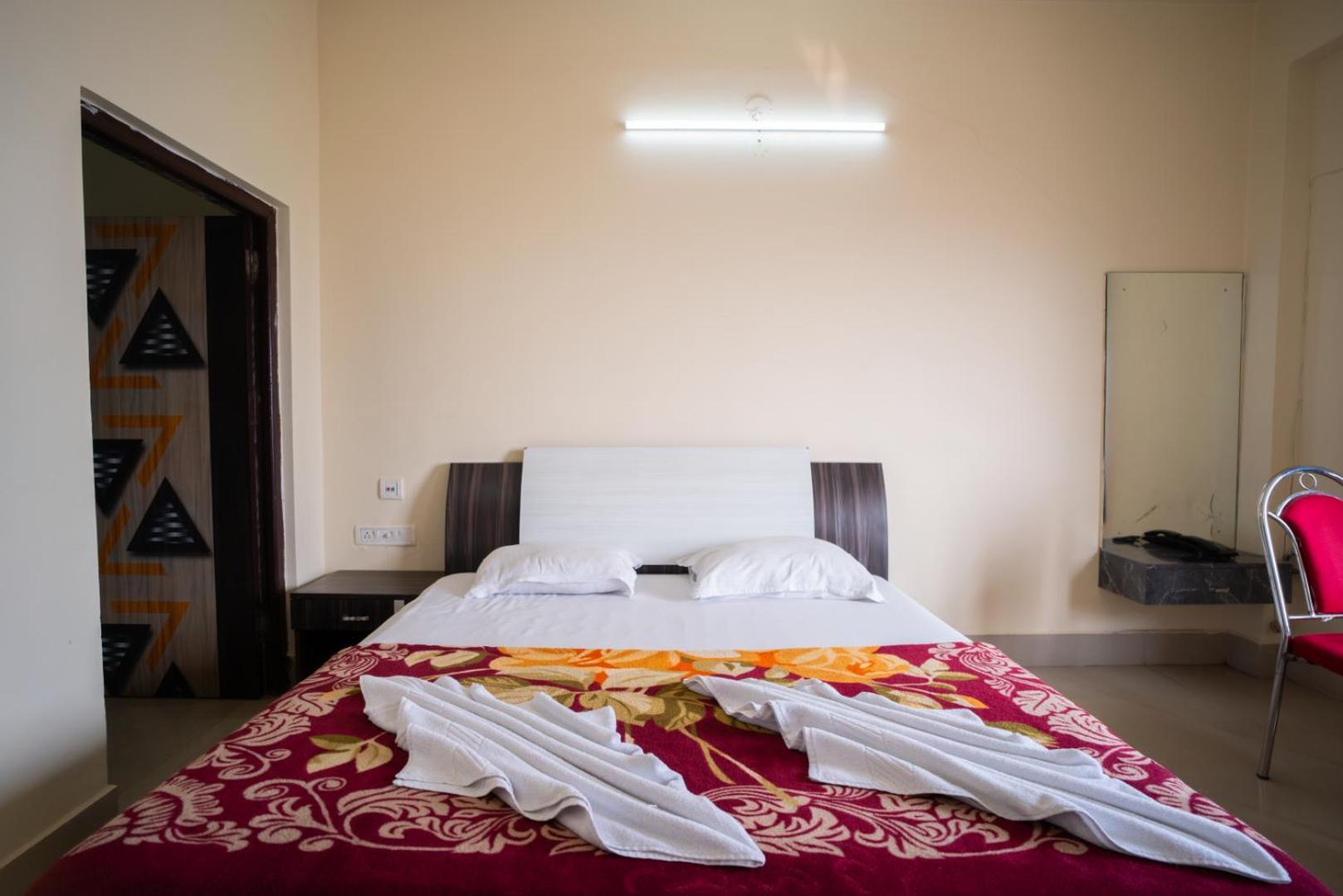 Hotel Nilkantha Мандармони Екстериор снимка